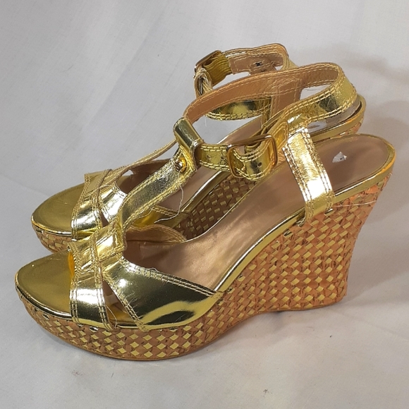 Stuart Weitzman gold patent leather wedge platform heels size 6.5